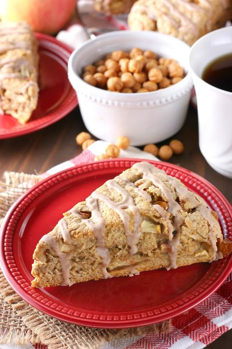 Spice Glazed Caramel Apple Scones - A Kitchen Addiction Walnut Scones, Savory Apple Recipes, Apple Scones, Cinnamon Banana Bread, Scone Recipes, Apple Caramel, Apple Coffee Cakes, Diy Easy Recipes, Caramel Bits