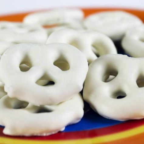 Close-up of yogurt covered pretzels Yogurt Coating Recipe, Yogurt Covered Pretzels Recipe, Yogurt Pretzels, Yogurt Covered Raisins, Yogurt Covered Pretzels, Dairy Foods, White Chocolate Pretzels, Chocolate Yogurt, Low Carbohydrate Recipes