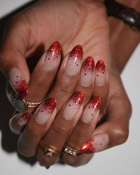 Sparkly French Manicure, Nail Art Rouge, Red Ombre Nails, Festive Nail Designs, Candy Cane Nails, Ombre Nails Glitter, Smink Inspiration, Christmas Nail Art Designs, Sparkle Nails