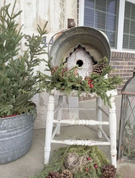 Winter Front Porch Decor, Winter Porch Decor, Winter Porch, Prim Christmas, Country Christmas Decorations, Christmas Front Porch, Christmas Porch Decor, Old Chair, Christmas Porch