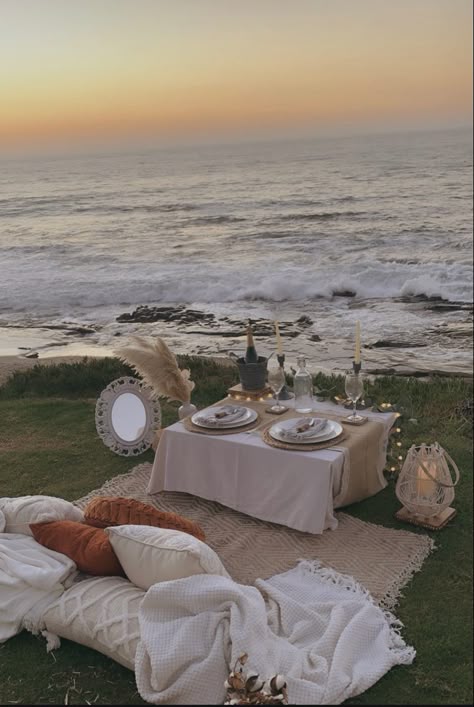 Beach Picnic For 2, Luxury Picnic For 2, Picnic For 2 Romantic, Boho Beach Picnic, Romantic Beach Picnic, Beach Picnic Party, Picnic Party Decorations, Picnic Inspo, Romantic Picnic