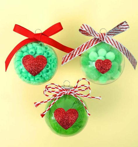 Use whatever green craft materials you can fit inside a clear ornament to make these fillable Grinch ornaments. Aren't they darling? Grinch Ornament, Easy Christmas Ornaments, Grinch Ornaments, Diy Christmas Ornaments Easy, Diy Crafts For Adults, Christmas Paper Crafts, Cadeau Diy, Christmas Kids, Easy Christmas Crafts