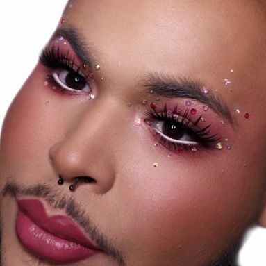 Rihnstone Placement On Face, Pink Eyeshadow Looks With Rhinestones, Red Gem Makeup, Eye Gems Makeup Rhinestones, Pink Makeup With Rhinestones, Red Rhinestone Makeup, Rine Stone Makeup, Pink Euphoria Makeup, Lover Era Makeup