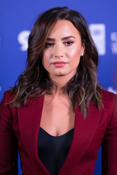 Demi Lovato Cleft Chin Women, Cleft Chin, Concert Fashion, Famous Women, Demi Lovato, Woman Crush, Favorite Celebrities, Makeup Looks, Queen