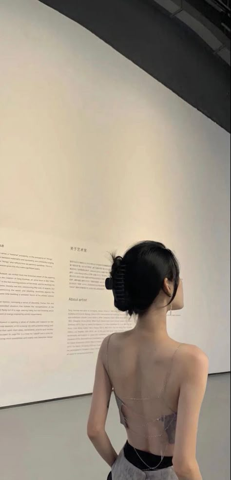 Body Aesthetics Girl, Korean Girl Body, Nails Selfie, Museum Date, Beauty Hairstyles, Girl's Back, Woman Back, Backless Top, Uzzlang Girl