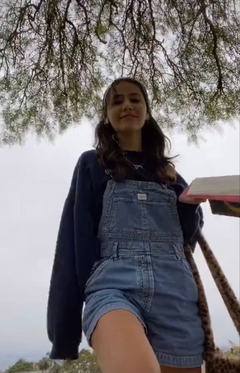 Shaker 65 Outfit, 90s Spring Outfits Aesthetic, Overalls In Fall, Overalls Shorts Outfit Fall, Denim Shortalls Outfit, Overalls Outfit Aesthetic Fall, Overall Shorts Outfit Fall, Cute Overalls Outfits, Dungarees Outfit Aesthetic