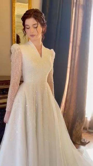 High Neck Bridal Gowns, Collar Wedding Dress, Elegant Modest Wedding Dresses, Twilight Wedding Dresses, High Collar Wedding Dress, Classy Wedding Guest Dresses, Dress Soiree, Lace Top Wedding Dress, Wedding Pantsuit