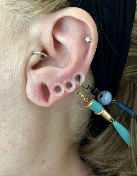 Small Stretched Ears, Girl Grillz, Body Modification Piercings, Ear Piercings Tragus, Multiple Ear Piercings, Types Of Piercings, Cool Ear Piercings, Cool Piercings, Stretched Ears