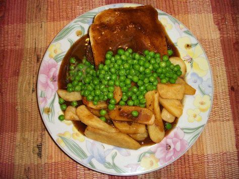 Canadian Hot Hamburg Sandwich with brown gravy, steak fries and peas. Hot Hamburger, Hamburger Gravy, Canadian Dishes, Healthy Fries, Canadian Cuisine, Hamburger Dishes, Hamburger And Fries, Frozen French Fries, Bistro Food