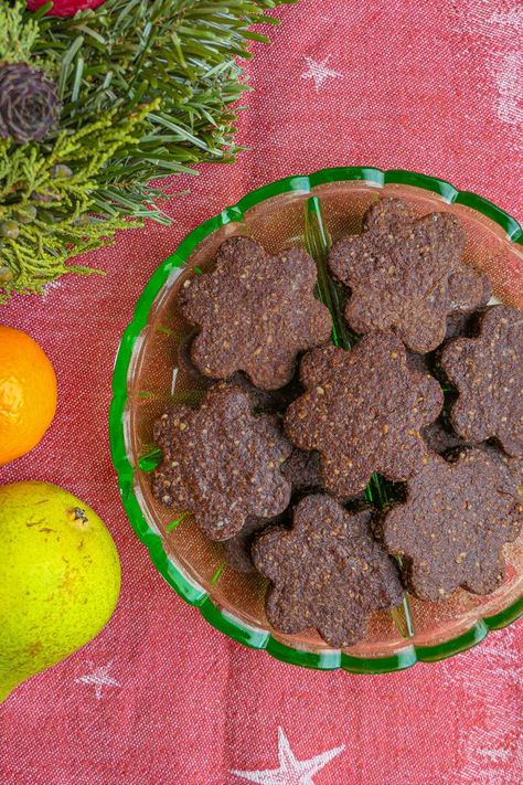 A spiced chocolate Christmas cookie from Switzerland. Swiss Christmas Cookies, Swiss Christmas, Chocolate Christmas Cookies, Biscuit Decoration, Thank You Cookies, Christmas Cookie Recipe, Spiced Chocolate, Christmas Biscuits, Chocolate Christmas