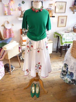 Diy Dress From Tablecloth, Vintage Tablecloth Dress, Tablecloth Skirt Diy, Dress From Tablecloth, Skirt Out Of Table Cloth, Skirt From Tablecloth, Tablecloth Dress, Upcycled Tablecloth Dress, Diy Wrap Dress