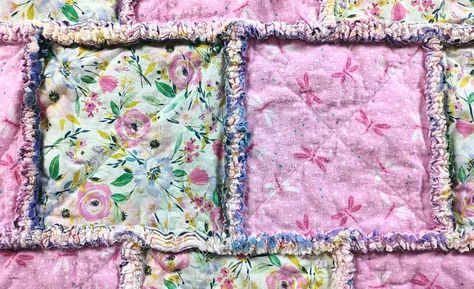 How to Make A Cotton & Flannel Rag Quilt - Inspired Quilting by Lea Louise Rag Quilt Patterns Easy, Quilt Beginner, Flannel Rag Quilts, Rag Quilt Tutorial, Rag Quilt Patterns, Do Rag, Quilting Tutorial, Baby Rag Quilts, Rag Quilts