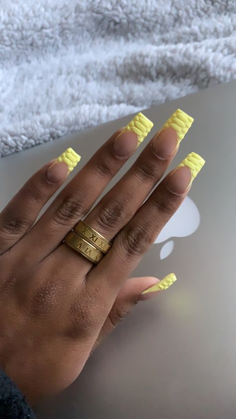 Yellow Croc Print Nails, Yellow Crocodile Nails, Yellow And Black Acrylic Nails, Yellow Birthday Nails, Yellow Short Nails, Yellow Nails Short, Short Yellow Nails, Yellow And Black Nails, Snake Yellow