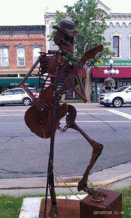 Skeleton playing guitar metal sculpture by Lichtenstine in Tecumseh, Michigan, July 2013 Skeleton With Guitar, Tecumseh Michigan, Skeleton Playing Guitar, Guitar Metal, Yard Haunt, Lake Garden, Metal Craft, Pallet Outdoor, Music Tattoos