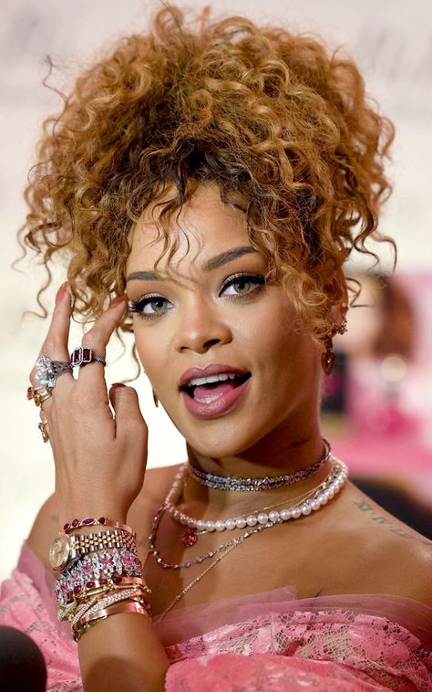 Rihanna. Rihanna Jewelry, Looks Rihanna, Rihanna Love, Celebrity Hair Colors, Rihanna Looks, Rihanna Photos, Rihanna Riri, Celebrity Jewelry, Rihanna Style