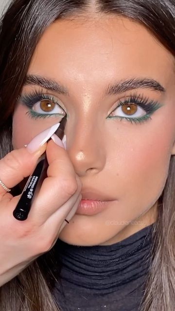 Makeup Looks Green Eyeliner, Green Bottom Eyeliner, Green Waterline Makeup, Green Makeup Looks Simple, Dark Green Eyeliner, Green Eyeliner Looks, Green Eyeliner Makeup, Green Eyeshadow Makeup, Teal Eyeliner