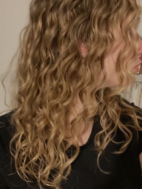 Blonde Hair Curly Aesthetic, Dark Curly Blonde Hair, Curly Blonde Hair Styles, Dark Blonde Wavy Hair Natural, Blonde 2b Hair, Naturally Wavy Blonde Hair, Dark Blonde Curly Hair Natural, 2b Blonde Hair, Honey Blonde Wavy Hair