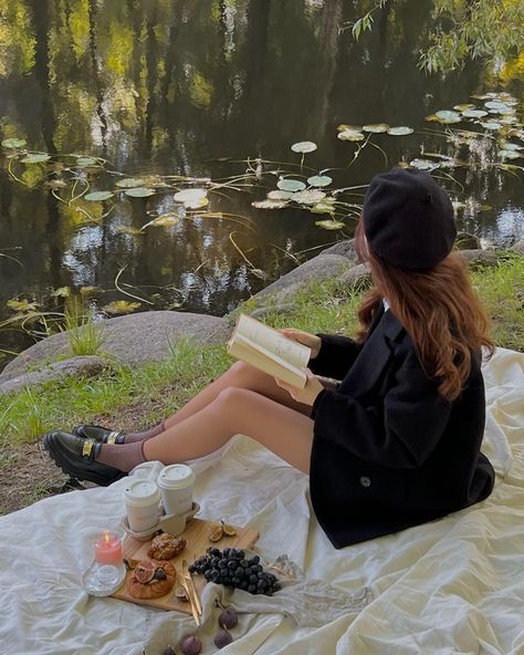 Picnic Aesthetic Outfit Winter, Picnic Fall Aesthetic, Winter Picnic Outfit Aesthetic, Picnic Aesthetic Winter, Picnic Outfit Autumn, Picnic Book Aesthetic, Winter Picnic Aesthetic, Book Picnic Aesthetic, Autumn Picnic Outfit