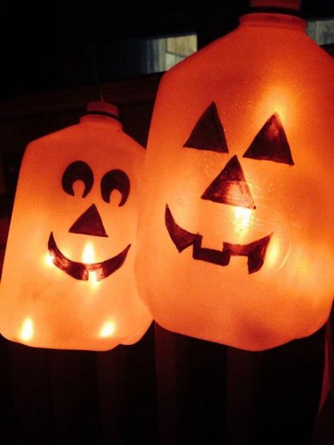 Easy Pumpkin Decorating Ideas, Diy Pumpkin Decorating Ideas, Cheap Easy Halloween Decorations, Halloween Milk Jugs, Pumpkin Milk, Easy Pumpkin Decorating, Milk Jug Crafts, Christmas Lights Inside, Pumpkin Decorating Diy