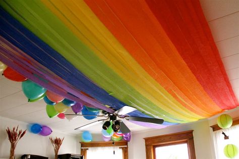 Rainbow Ceiling, Rainbow Streamers, Rainbow Bed, Classroom Door Decorations, Wizard Of Oz Party, Balloon Rainbow, Lila Party, Gold Popcorn, Balloon Light