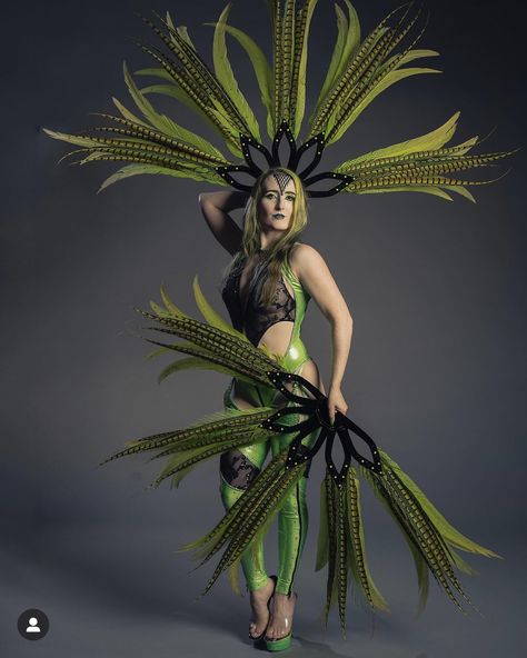 Tropical Burlesque, Burlesque Poses, Burlesque Fan, Junk Couture, Carnaval Ideas, Feather Fans, Tree Costume, Burlesque Costumes, Burlesque Costume