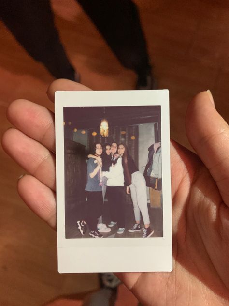 Happy Birthday Friends, Instax Photos, Guitar Photos, Aesthetic Friends, Film Pictures, Polaroid Photo, Vintage Polaroid, Instant Photos, Polaroid Pictures