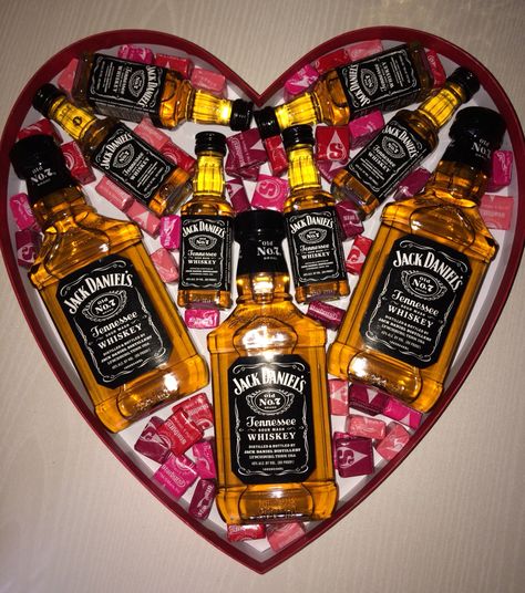 Valentine's Day for the bf Drink Bouquet, Men's Bouquet, Alcohol Gifts For Men, Booze Gift, Bae Gift, Valentine Drinks, Romantic Valentines Day Ideas, Liquor Gifts, Mini Liquor Bottles