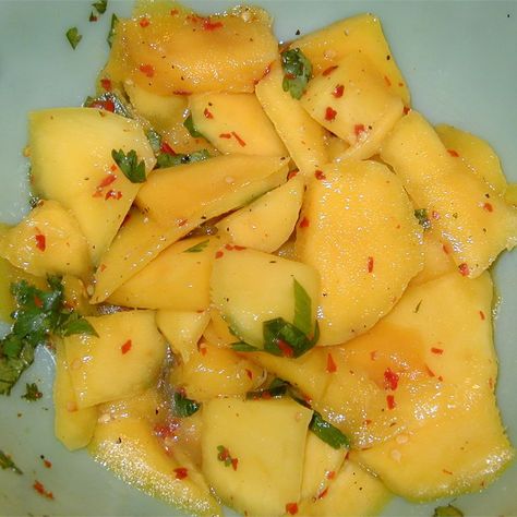 Spicy Mango Salad Spicy Mango Salad, Salad Macaroni, Mango Salad, Mango Recipes, Healthy Side, Mango Salsa, Summer Entertaining, Food Places, Salad Bowl