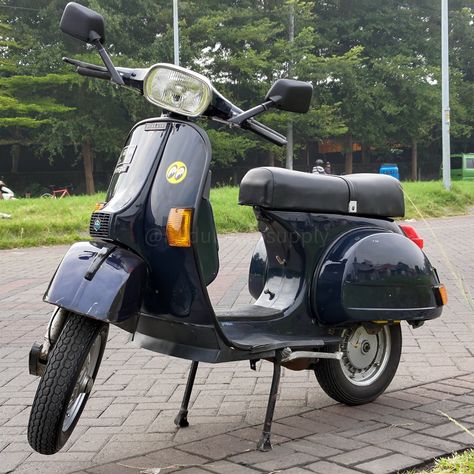 That vespa is fast but it doesnt look like that. #vespa #scooter #px150 Vespa Exclusive, Classic Vespa, Vespa Scooter, Motorcycles, Vehicles, Quick Saves