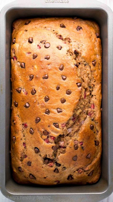 Strawberry Chocolate Chip Banana Bread -- an easy breakfast or snack! This healthy recipe is full of fruit & just 129 calories! Strawberry Banana Bread Recipe, Banana Bread Gluten Free, Strawberry Chocolate Chip, Strawberry Banana Bread, Chocolate Chip Bread, Gluten Free Banana Bread, Chocolate Chip Banana, Breakfast Bites, Strawberry Chocolate