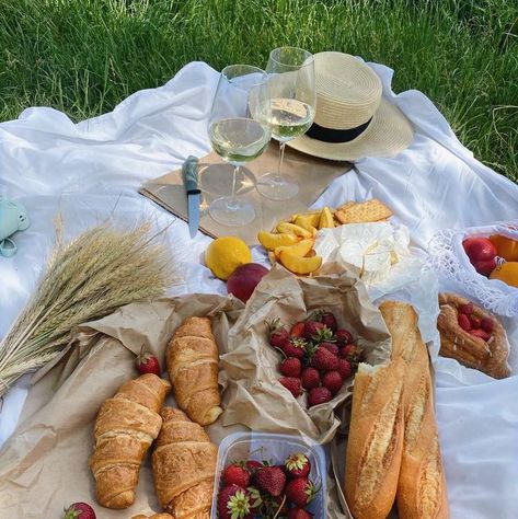 Picnics Aesthetics, Friends Picnic Aesthetic, Photo Inspo With Friends, Picnic Aesthetic, Picnic Date, Photo Inspo, Palak Paneer, Charcuterie Board, Red Peppercorn