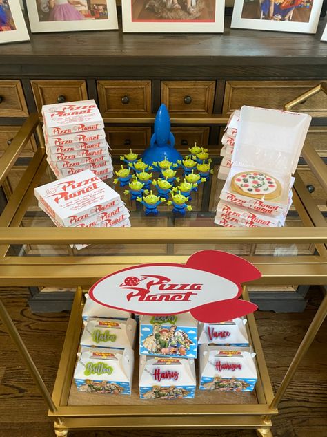 Pizza planet boxes with pizza decorated cookies Pizza Planet Cookie Boxes, Pizza Planet Cookies, Toy Story Pizza Planet Party, Pizza Planet Birthday Party, Pizza Planet Boxes, Pizza Planet Party, Buzz Party, Adult Party Favors, Buzz Lightyear Birthday Party