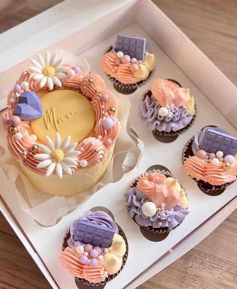 Mother’s Day Baked Goods, Bento Cake Mothers Day, Bento Cake And Cupcakes Design, Mothers Day Mini Cakes, Mini Cake With Cupcakes, Mothers Day Desserts, Gift Box Cakes, Mini Torte, Cupcake Cake Designs