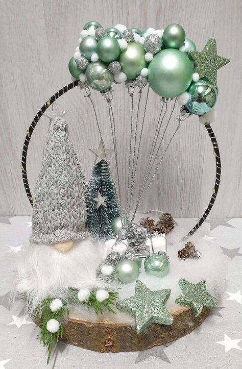 Christmas Decorations Centerpiece, Christmas Flower Arrangements, Handmade Christmas Crafts, Beautiful Christmas Decorations, Christmas Centerpieces Diy, Easy Christmas Decorations, Christmas Themes Decorations, Diy Christmas Decorations Easy, Christmas Arrangements