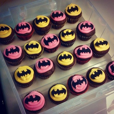 Batman cupcakes for a boy & girl twins birthday party. #batman #cupcakes Batman And Batgirl Birthday Party, Pink Batman Party, Pink Batman Birthday Party, Batgirl Cupcakes, Batgirl Birthday Party, Batgirl Cake, Batgirl Party, Twins Birthday Party, Supergirl Party