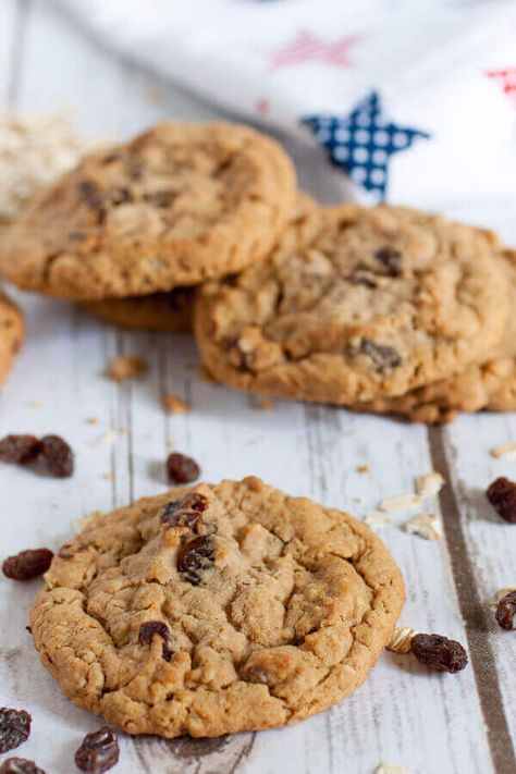 Quaker Vanishing Oatmeal Raisin Cookies - Made with margarine or butter, brown sugar, sugar, eggs, vanilla extract, all-purpose flour, baking soda, ground cinnamon, salt, quick or old fashioned oats, raisins | CDKitchen.com Vanishing Oatmeal Cookies, Easy Oatmeal Raisin Cookies, Chewy Oatmeal Cookies Recipe, Vanishing Oatmeal Raisin Cookies, Raisin Cookie Recipe, Vegan Oatmeal Cookies, Apple Crisps, Quaker Oatmeal, Cookies Oatmeal