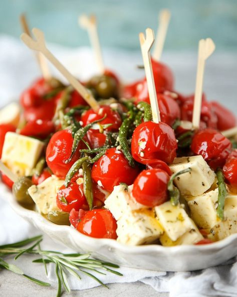 Easy Marinated Cheese And Olive Skewers Marinated Olives And Cheese, Olive Skewers, Cheese Ball Dip, Marinated Cheese, Peach Pound Cakes, Antipasto Skewers, Garlic And Olive Oil, Vegetable Skewers, Veggie Skewers