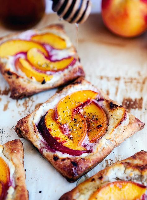 Peach Brie, Peach Tarts, Inexpensive Desserts, Goat Cheese And Honey, Cheese And Honey, Peach Tart, Peach Recipe, God Mat, Think Food