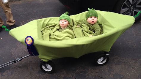 Our twins as 2 peas in a pod! Two Peas In A Pod Costume, 2 Peas In A Pod, Pea In A Pod, Halloween Costumes For Family, Twin Halloween, Baby Corn, Two Peas In A Pod, Peas In A Pod, Costume Diy