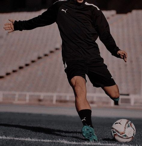 Soccer Athlete Aesthetic, Sports Guy Aesthetic, Athletic Boys Aesthetic, Sport Guy Aesthetic, Soccer Guys Aesthetic, Soccer Boys Aesthetic, Soccer Aesthetic Boy, Soccer Boy Aesthetic, Ronan Astor