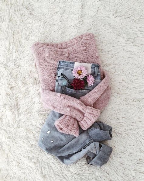 Flat Lay Photography Fashion, Foto Tips, Flat Lay Photography, Alpaca Sweater, Foto Poses, Clothing Photography, Casual Winter Outfits, Pink Sweater, Chic Outfits