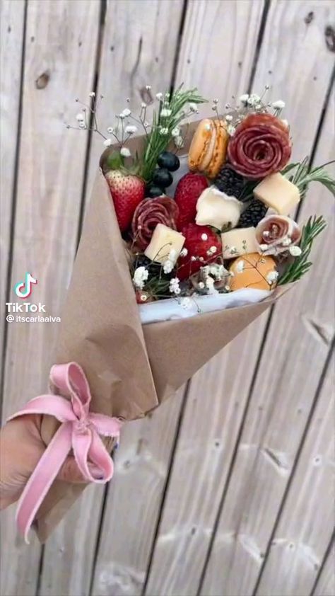 99centsstoreonlymom on Instagram: The only thing better than a bouquet of flowers is an edible bouquet of charcuterie!😋💐 Video Credit to Tik-Tok Creator:itscarlaalva… Charcuterie Flower Bouquet, Charcuterie Board Bouquet, Meat And Cheese Bouquet, Edible Bouquets Diy, Food Flowers Bouquet, Charcuterie Bouquet Diy, Charcuterie Flower Meat, Bouquet Charcuterie, Charcuterie Flowers