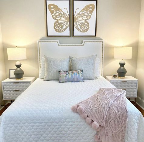 Classy Apartment Bedroom, Room Decor Ideas Preppy, Preppy Living Room Ideas, Preppy Room Decor Ideas, Room Decor 2023, Room Ideas 2023, Preppy Room Ideas, Rooms Cute, Preppy Home Decor