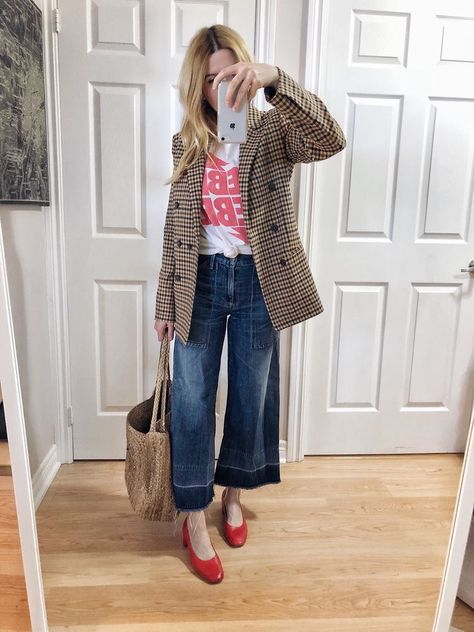 Plaid blazer | mother drink wide leg | everlane red day Heel | Christmas outfit | holiday style How To Wear Jeans, Pijamas Women, Wide Leg Jeans Outfit, Jeans Outfits, Mode Casual, Checked Blazer, Blazer Outfits, Bb Dakota, Plaid Blazer