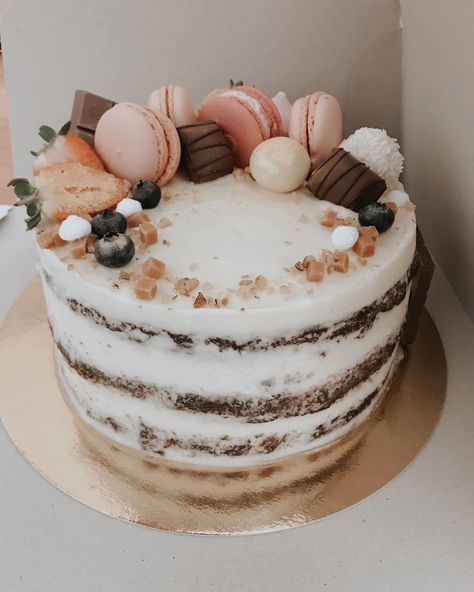 Chocolate Cake With Macarons, Macaron Birthday Cake, Macaron Birthday, Cake With Macarons, Sour Cherries, 21st Cake, Cake Inspo, Layered Cake, Sour Cherry