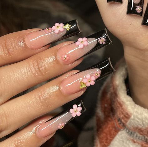 Black Nail Sets With Designs, Black French Tip Nails With Pink Flowers, Black Tip Nails With Flowers, Black Nail Sets With Flowers, 3d Flower And Butterfly Nails, Black French With Flowers, Black Gold Pink Nails, Black French Tip With Pink Flowers, Black With Pink Flowers Nails