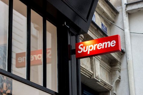 James Jebbia, Supreme Store, Hypebeast Room, Clothing Store Interior, Skate Store, Supreme Logo, Supreme Wallpaper, Downtown New York, Bowl Designs