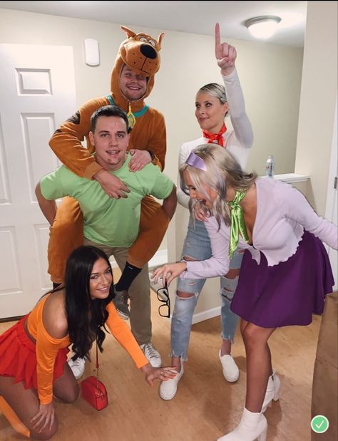 Couples Costumes Group Of 4, Halloween Costumes Group Scooby Doo, Scooby Squad Costume, Holloween Costume Ideas Groups, Mystery Inc Halloween Costumes, Couples Costumes 4 People, 4 People Couple Halloween Costumes, Scoobie Doo Costume, Group Hollywood Costumes