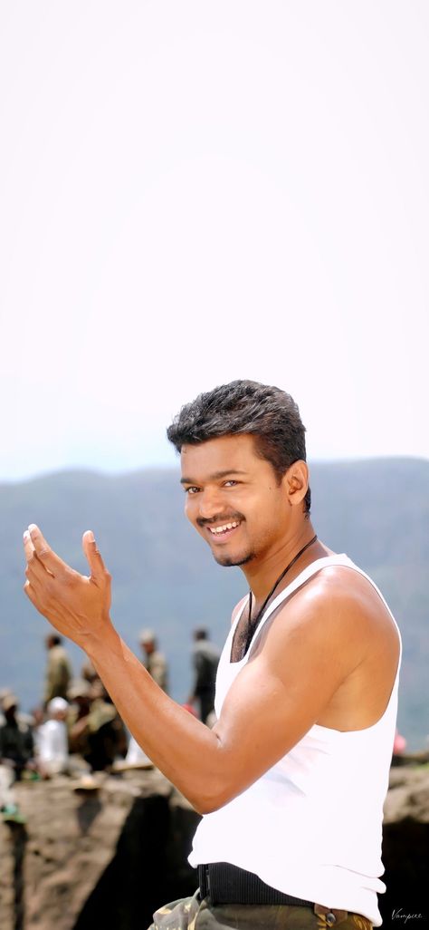 Thuppakki Wallpaper Thuppakki Vijay, Downtown Photography, Vijay Thalapathy, Vijay Actor, Thalapathy Vijay, Actor Photo, Desi, Actors, Couple Photos