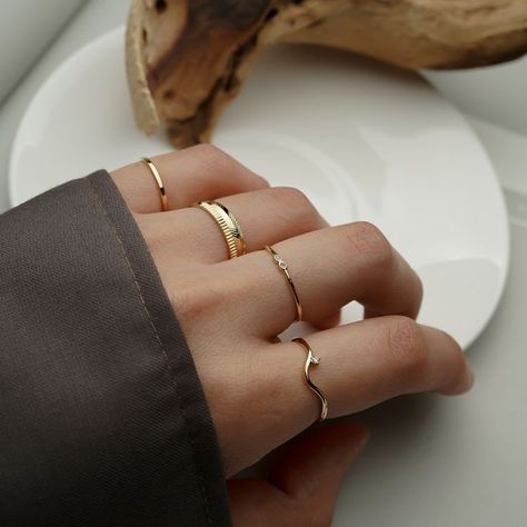 Minimal Rings Minimalist Jewelry, Hand Jewelry Rings, Tas Bahu, Gold Ring Designs, Dope Jewelry, Classy Jewelry, Minimal Jewelry, Fashion Ring, Hand Jewelry